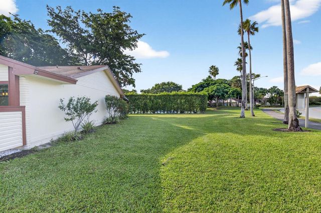 29 Fawlkland Circle, Boynton Beach, FL 33426