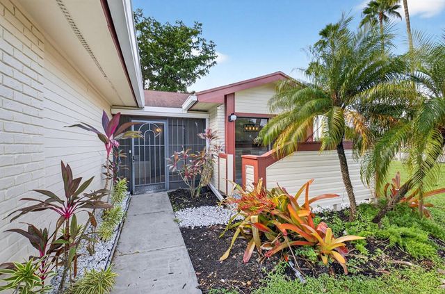 29 Fawlkland Circle, Boynton Beach, FL 33426