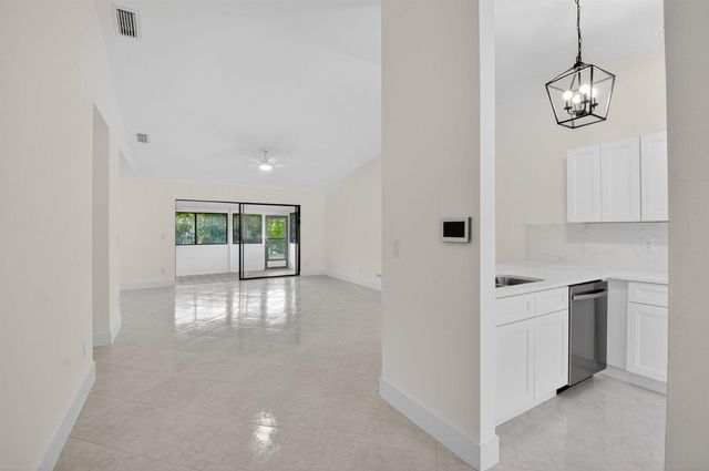 29 Fawlkland Circle, Boynton Beach, FL 33426