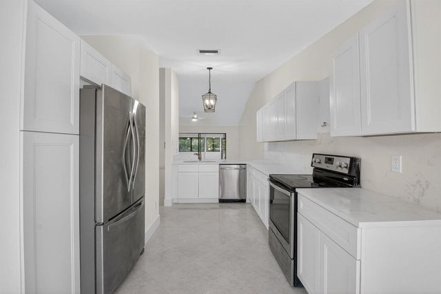 29 Fawlkland Circle, Boynton Beach, FL 33426