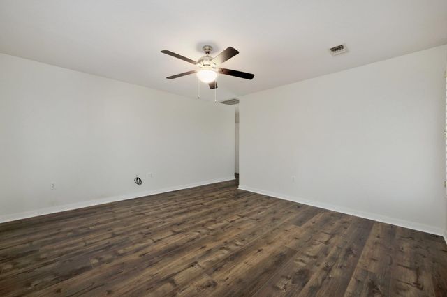 810 Meadow Oaks DR, Dripping Springs, TX 78620