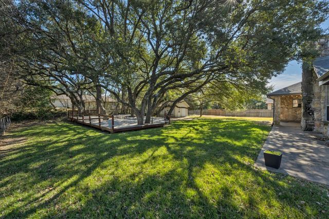 810 Meadow Oaks DR, Dripping Springs, TX 78620