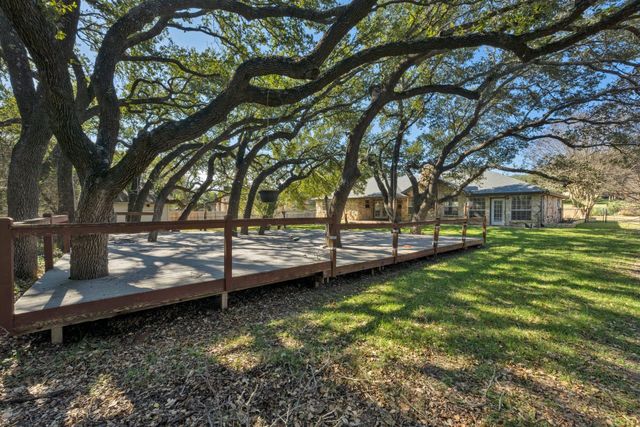 810 Meadow Oaks DR, Dripping Springs, TX 78620