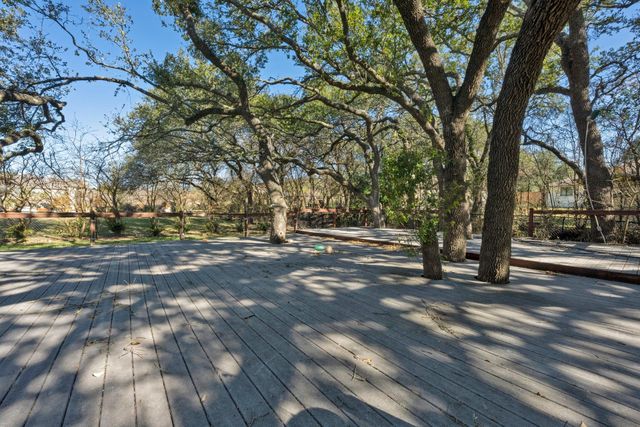 810 Meadow Oaks DR, Dripping Springs, TX 78620