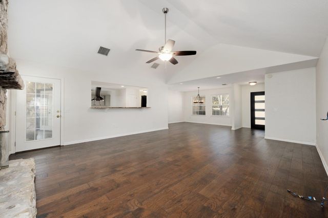 810 Meadow Oaks DR, Dripping Springs, TX 78620