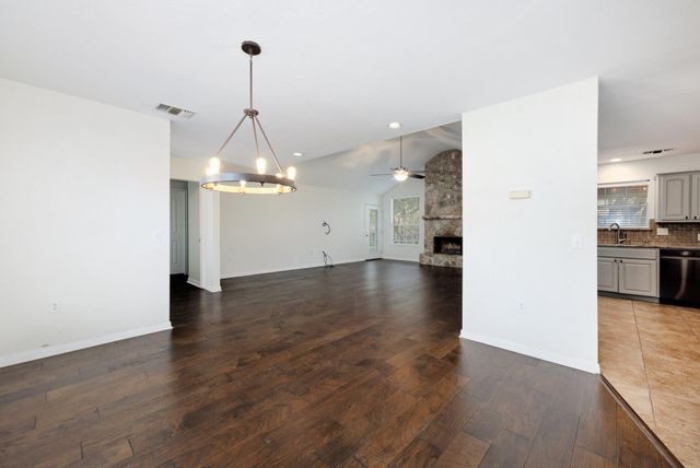 810 Meadow Oaks DR, Dripping Springs, TX 78620