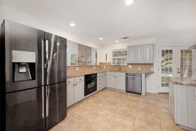 810 Meadow Oaks DR, Dripping Springs, TX 78620