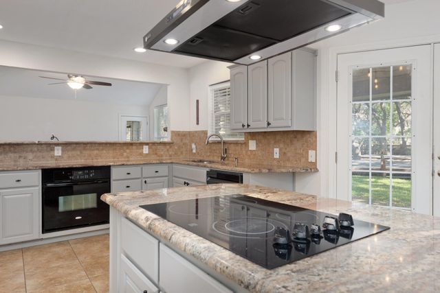 810 Meadow Oaks DR, Dripping Springs, TX 78620