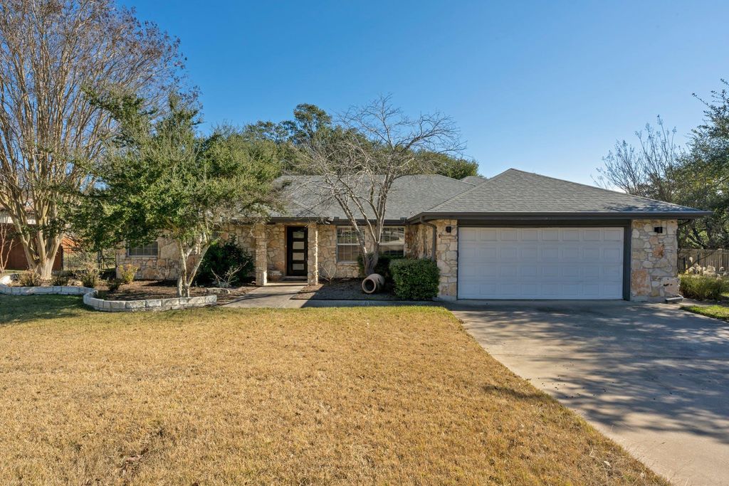 810 Meadow Oaks DR, Dripping Springs, TX 78620