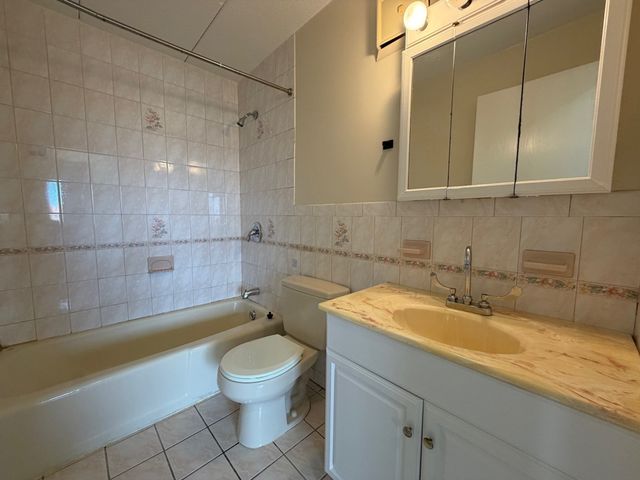 157 Franklin St. E4, Stoneham, MA 02180