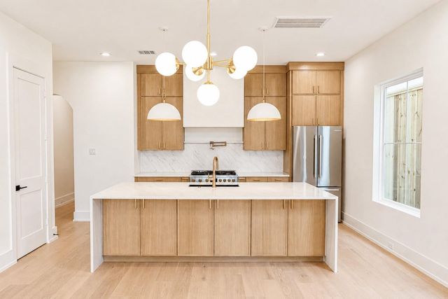 611b E 25th Street, Houston, TX 77008