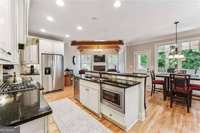 810 Ravenstone Way, Canton, GA 30115