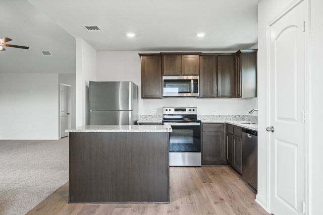 10121 Throttle Lane, Fort Worth, TX 76131