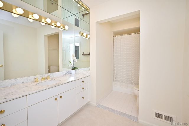 618 Deauville Lane, Bloomfield Hills, MI 48304