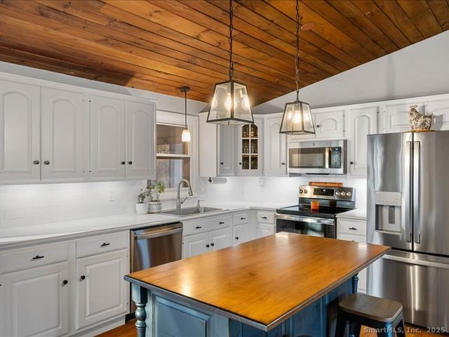 73 Airline Road, Clinton, CT 06413