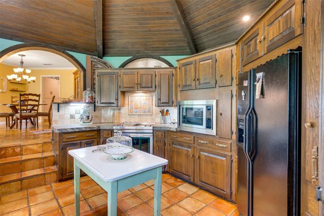 2223 N Link Street, Palestine, TX 75803