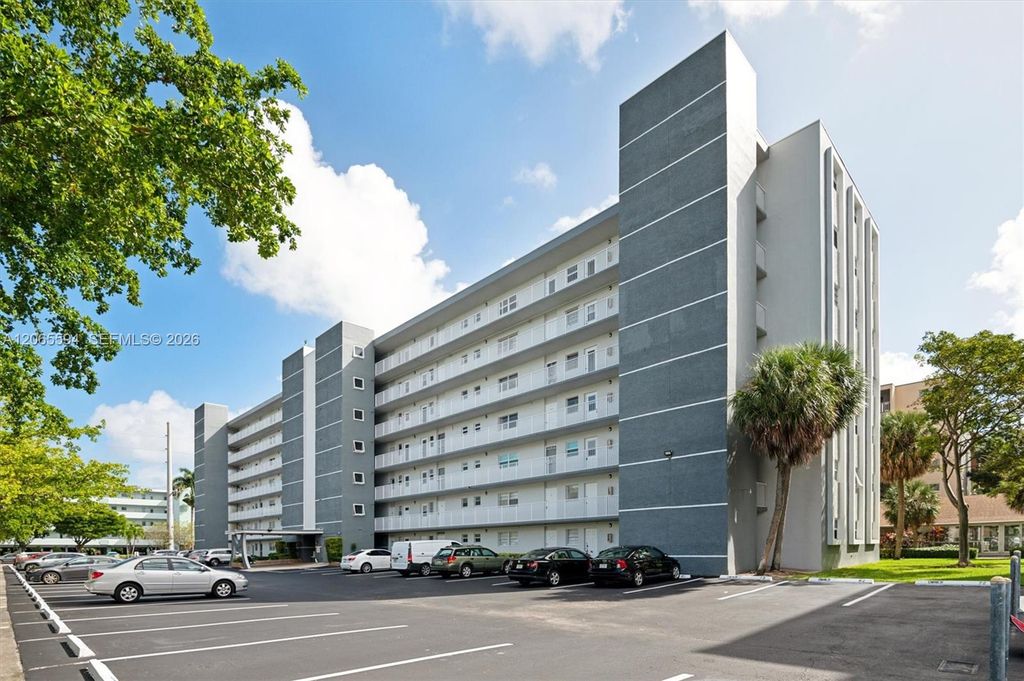 Image 1 of property listing at 619 NE 14th Ave 101, Hallandale Beach, FL 33009