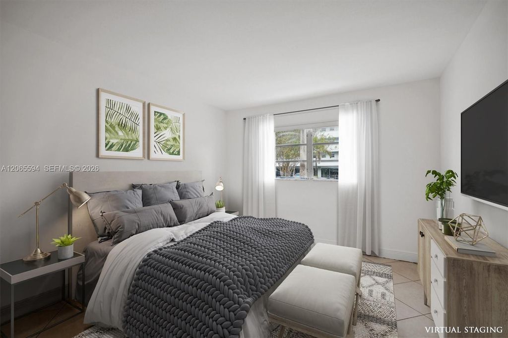 Image 10 of property listing at 619 NE 14th Ave 101, Hallandale Beach, FL 33009