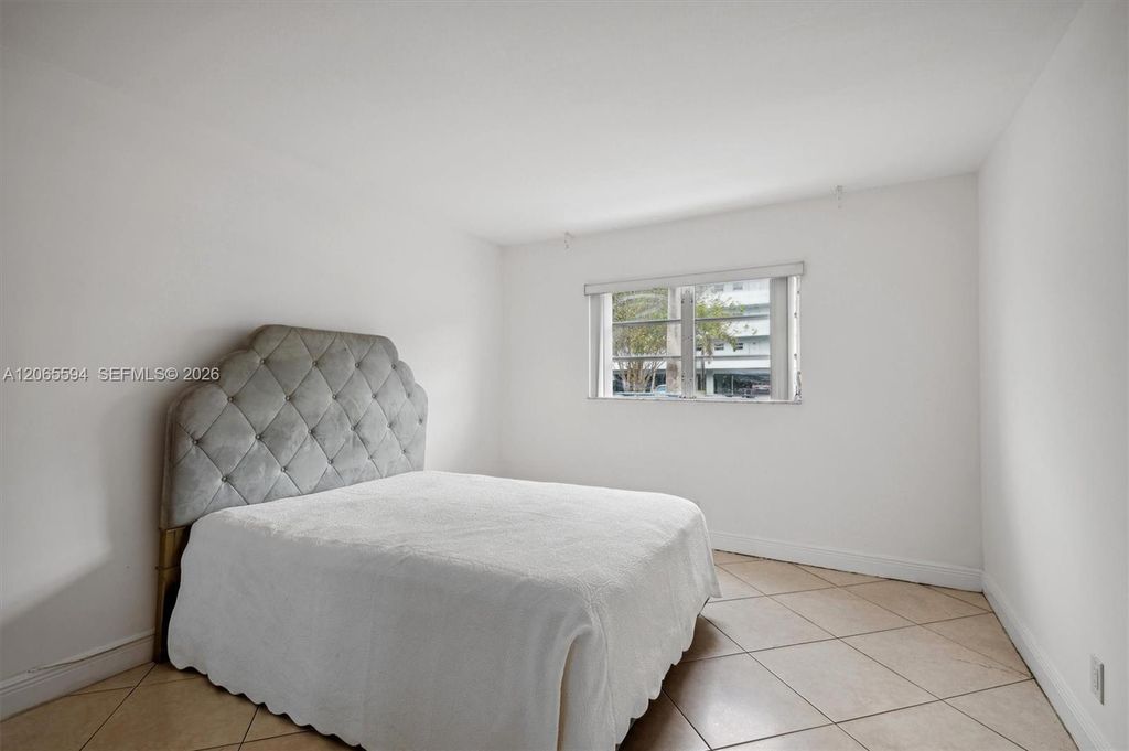 Image 11 of property listing at 619 NE 14th Ave 101, Hallandale Beach, FL 33009