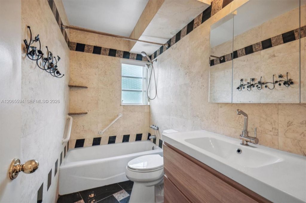 Image 12 of property listing at 619 NE 14th Ave 101, Hallandale Beach, FL 33009