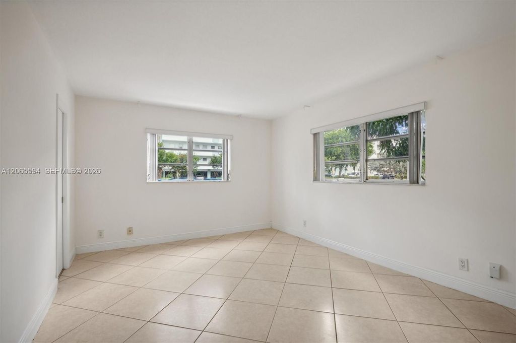 Image 14 of property listing at 619 NE 14th Ave 101, Hallandale Beach, FL 33009