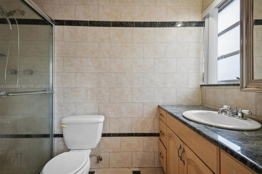 Image 15 of property listing at 619 NE 14th Ave 101, Hallandale Beach, FL 33009