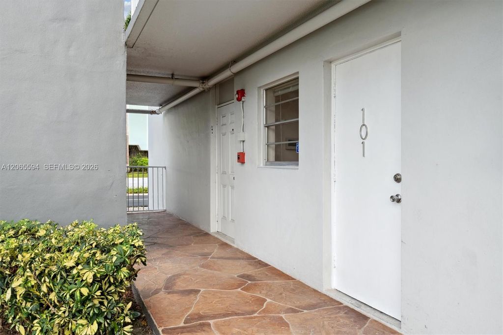 Image 17 of property listing at 619 NE 14th Ave 101, Hallandale Beach, FL 33009