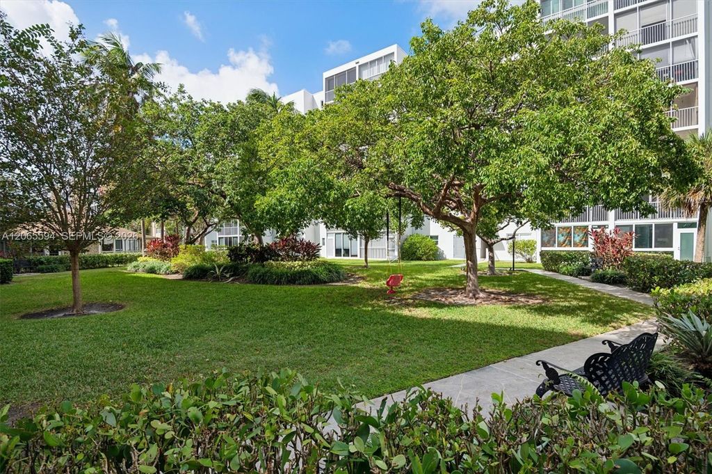 Image 19 of property listing at 619 NE 14th Ave 101, Hallandale Beach, FL 33009