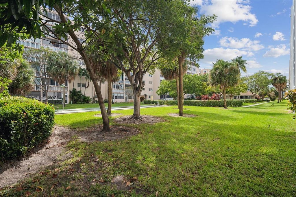 Image 20 of property listing at 619 NE 14th Ave 101, Hallandale Beach, FL 33009