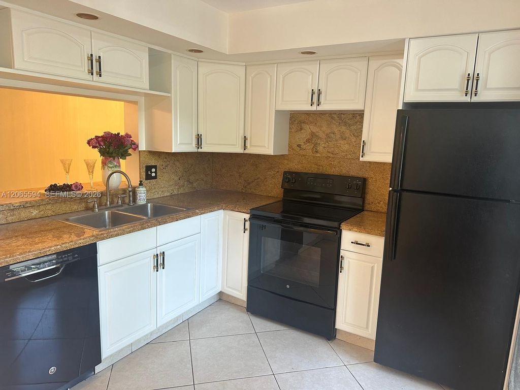 Image 7 of property listing at 619 NE 14th Ave 101, Hallandale Beach, FL 33009