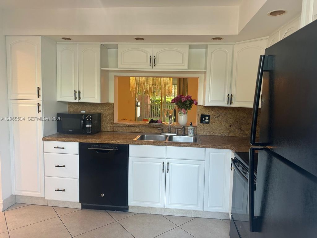 Image 8 of property listing at 619 NE 14th Ave 101, Hallandale Beach, FL 33009