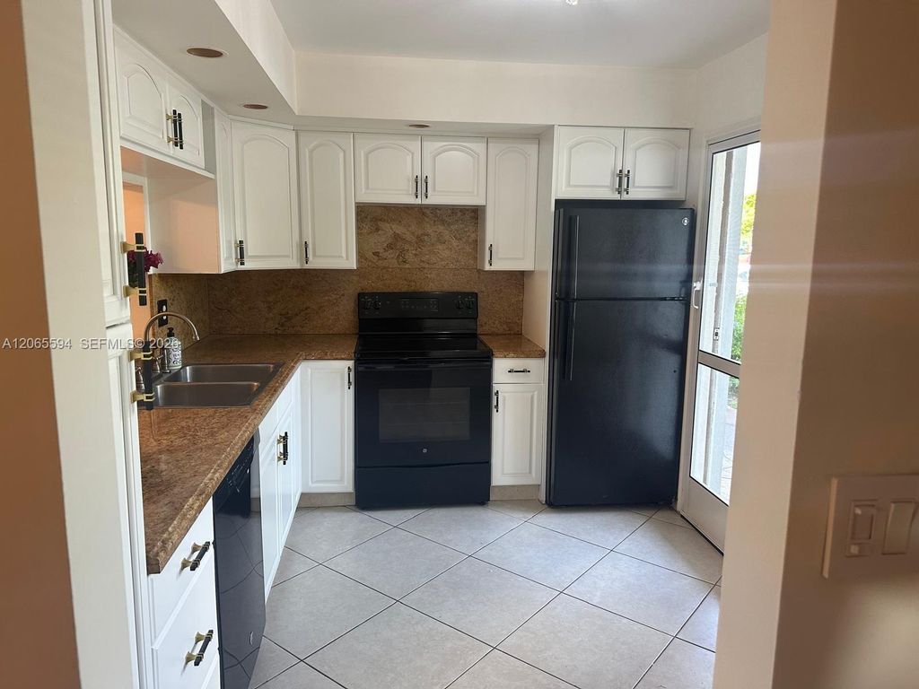 Image 9 of property listing at 619 NE 14th Ave 101, Hallandale Beach, FL 33009