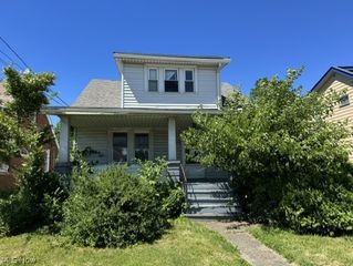 19205 Arrowhead Avenue, Cleveland, OH 44119