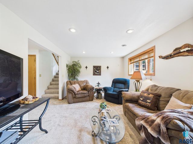 800 N Savannah Dr, Sioux Falls, SD 57103