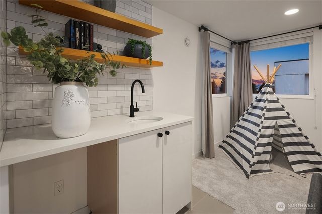 7002 23rd Avenue NW, Seattle, WA 98117