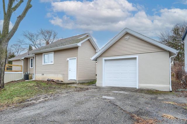 2127 Kenneth Street, Burton, MI 48529