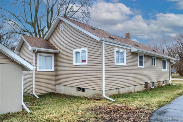 2127 Kenneth Street, Burton, MI 48529