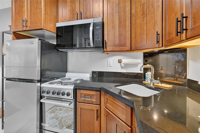 2445 Lake Pancoast Dr 4, Miami Beach, FL 33140