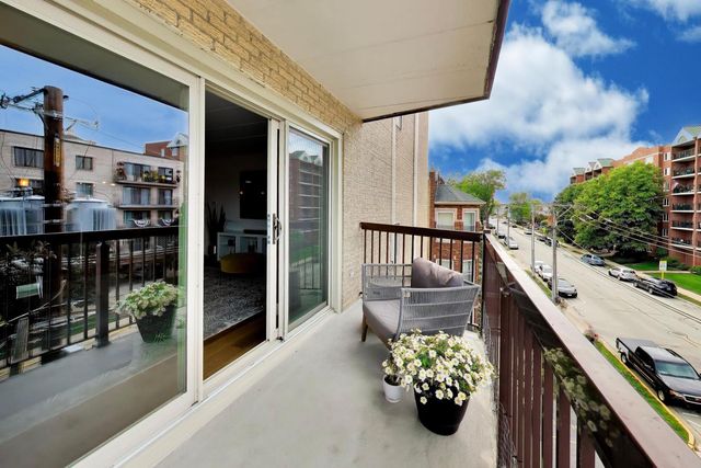 900 S River Road 4B, Des Plaines, IL 60016