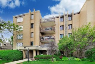900 S River Road 4B, Des Plaines, IL 60016