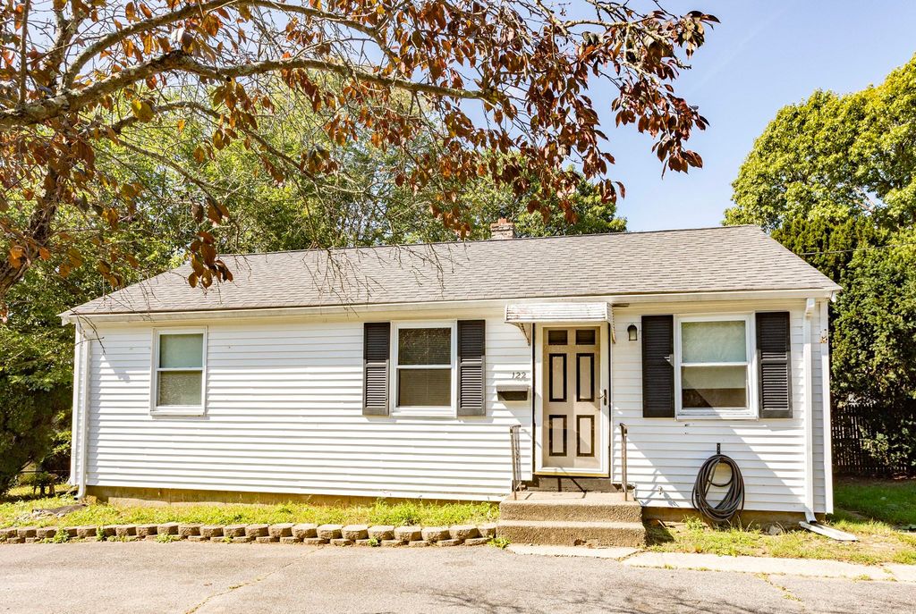 122 Algonquin St, Brockton, MA 02302