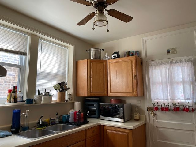 2625 W Greenleaf Avenue, Chicago, IL 60645