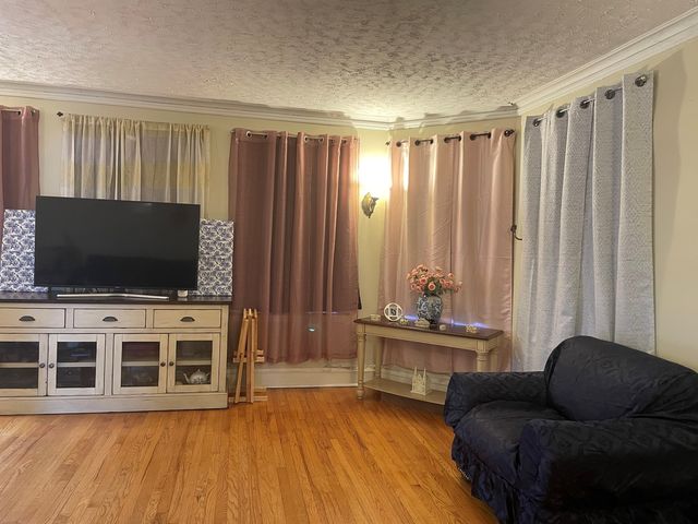 2625 W Greenleaf Avenue, Chicago, IL 60645