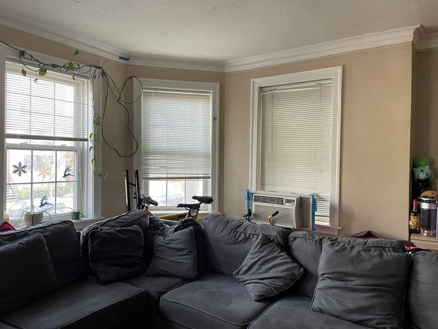 2625 W Greenleaf Avenue, Chicago, IL 60645