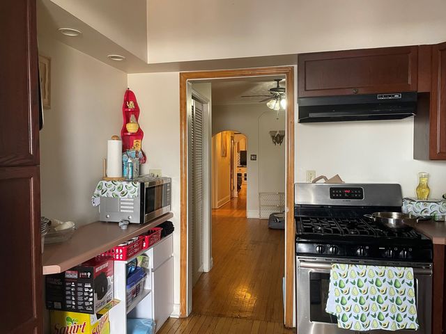 2625 W Greenleaf Avenue, Chicago, IL 60645