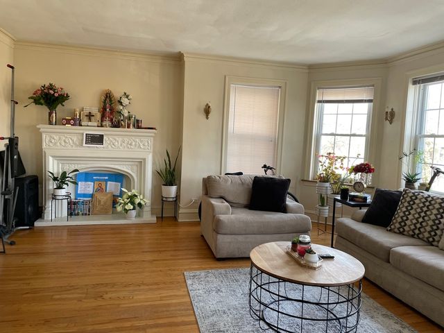 2625 W Greenleaf Avenue, Chicago, IL 60645
