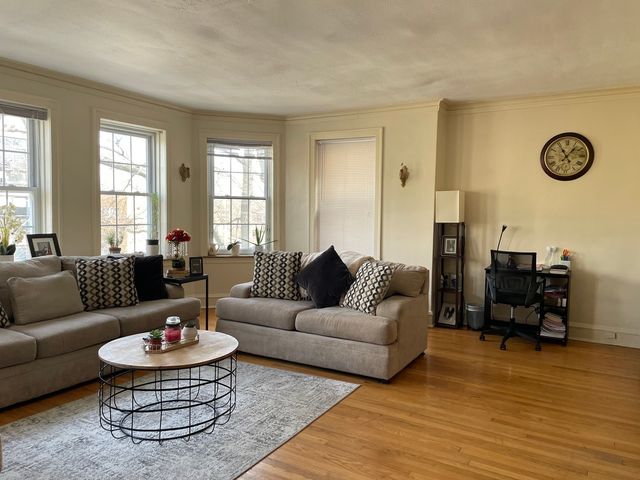2625 W Greenleaf Avenue, Chicago, IL 60645