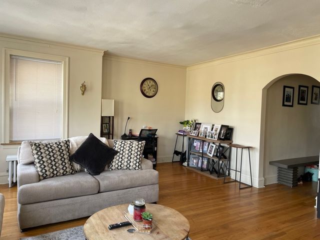 2625 W Greenleaf Avenue, Chicago, IL 60645