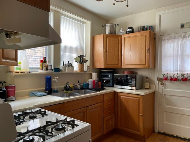 2625 W Greenleaf Avenue, Chicago, IL 60645