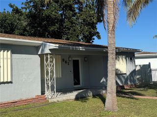 561 NW 190th St, Miami Gardens, FL 33169